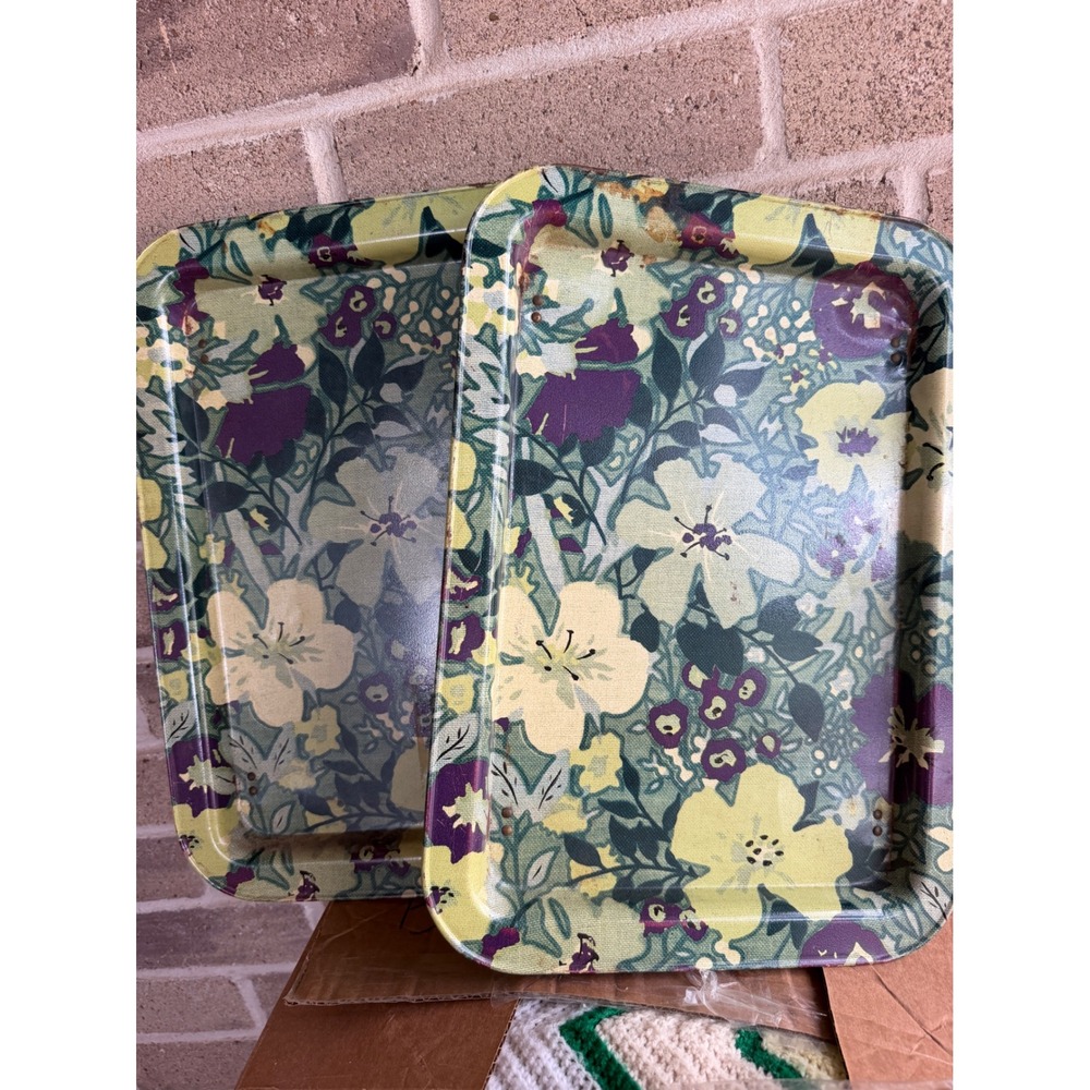 Vintage metal TV tray set features a vibrant 1960s or 70s floral pattern